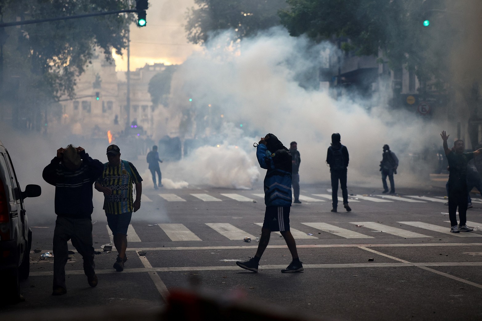 Las fuerzas de seguridad respondieron a los piedrazos con gases lacrimógenos.
