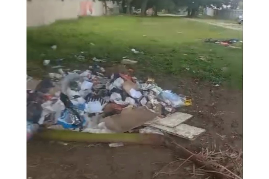 Fragmento de los minibasurales que en diversos momentos se registraron en el cruce de Necochea y la ciclovía.