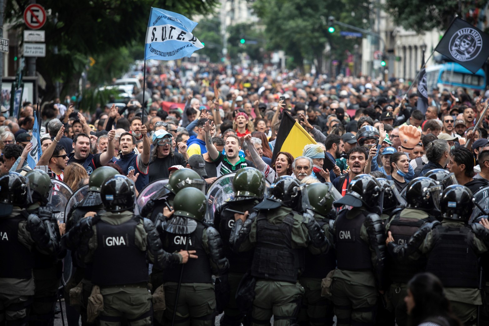 Manifestantes contra el cordón de la Gendarmería.