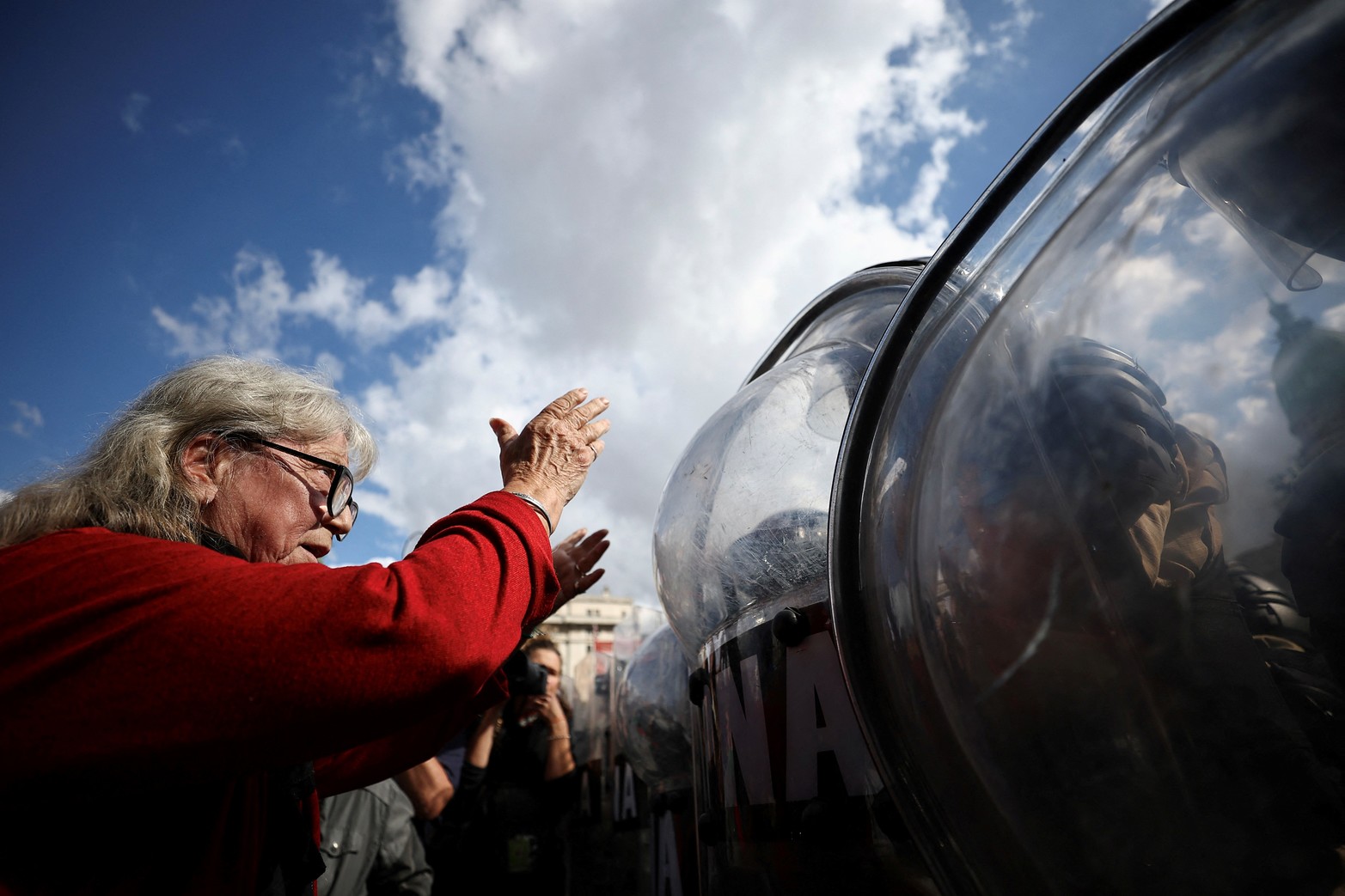La marcha por aumentos a jubilados tornó a una violenta manifestación. 