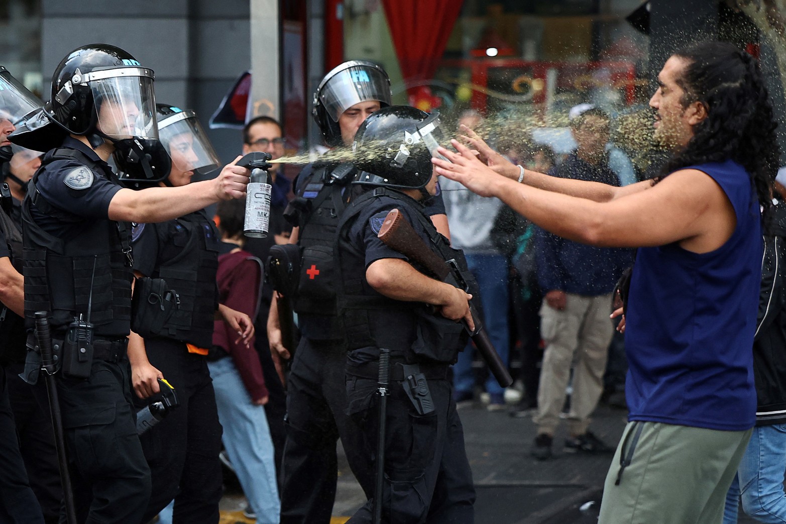 Efectivos de seguridad respondieron con spray contra los manifestantes.
