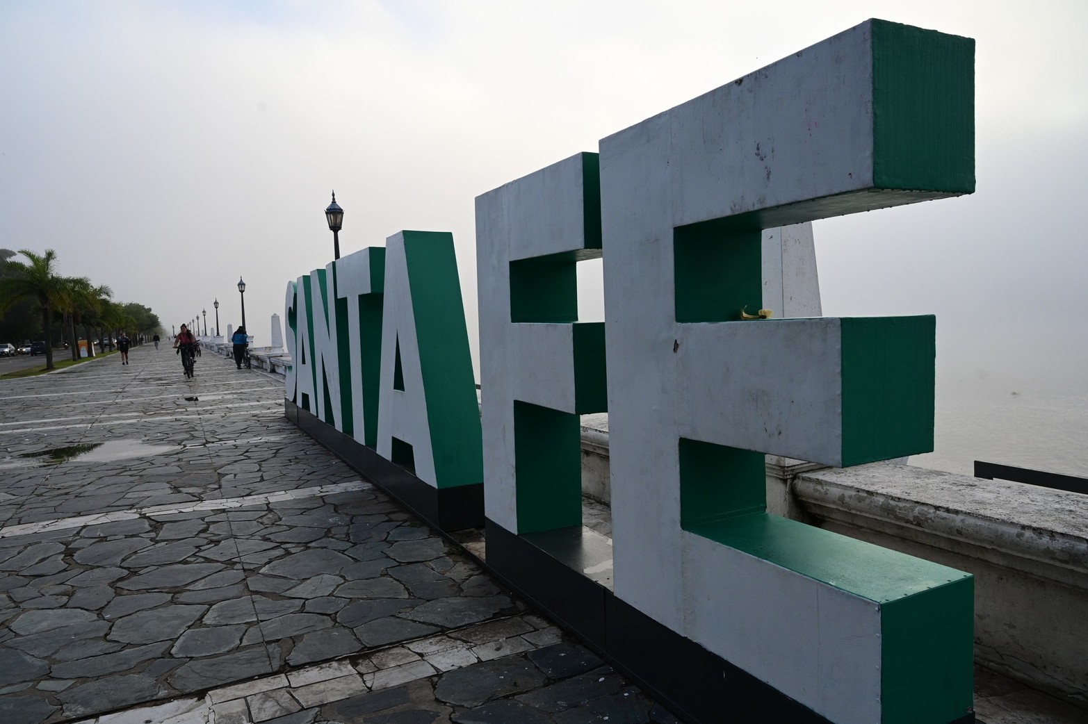 La niebla cubrió las calles santafesinas, principalmente la zona de la costanera y el Puente Colgante.