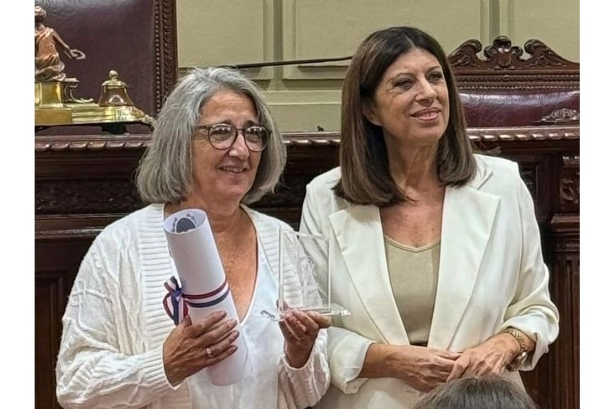 La distinción a Covernton fue entregada por la presidente de la cámara, Clara García. Foto: Gentileza.