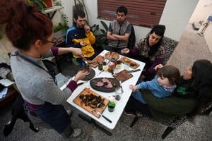 La desigualdad entre hogares no mide solamente del monto que percibe cada trabajador: también inciden cuántas personas generan ingresos y cuántas deben compartir esos recursos dentro de cada familia. Foto: Archivo / REUTERS / Martin Cossarini.