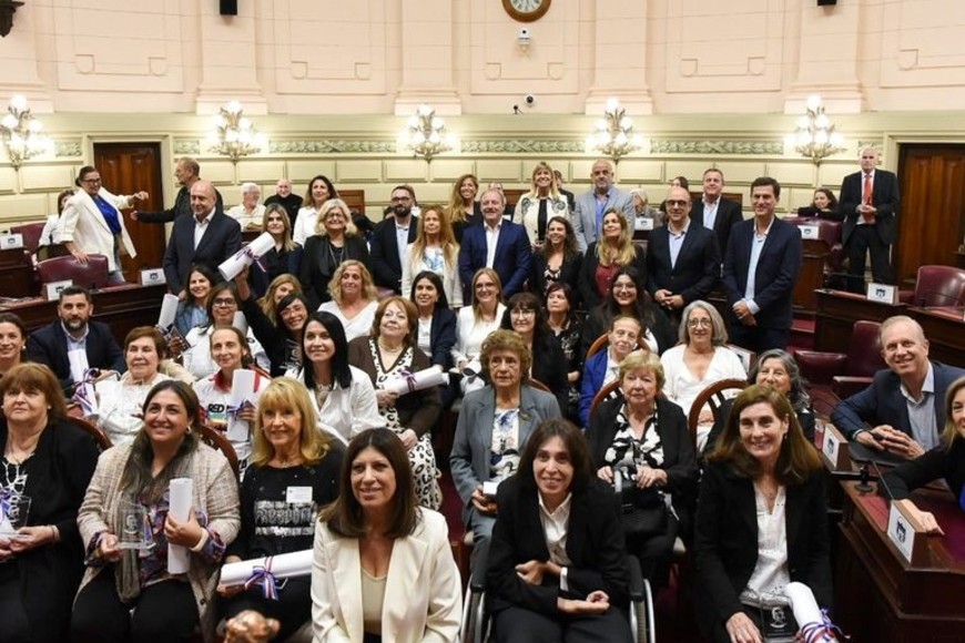 Todas las homenajeadas junto a los legisladores en el recinto. Foto: Gentileza.