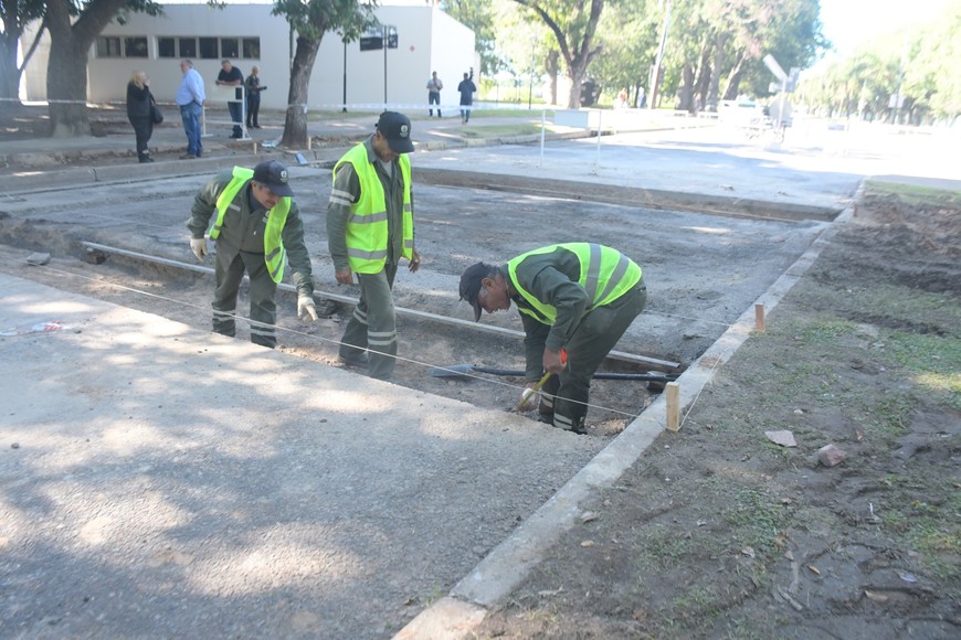 El manda-peatón es para que el caminante tenga prioridad frente a un vehículo.