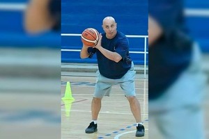 A raíz de la muerte del técnico, se suspendieron actividades y habrá minutos de silencio en canchas locales.