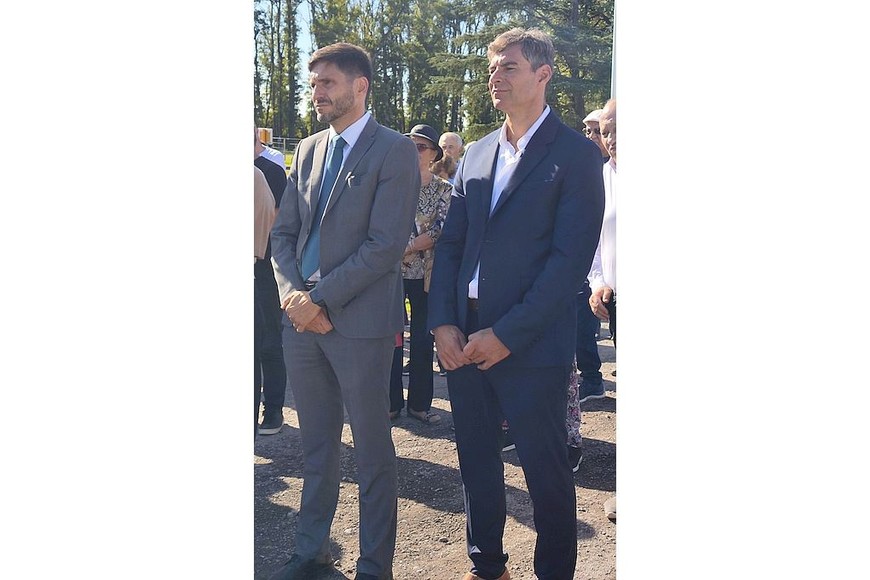 El gobernador Maximiliano Pullaro junto al presidente comunal de Villa Eloisa Mauricio Tartaglini.