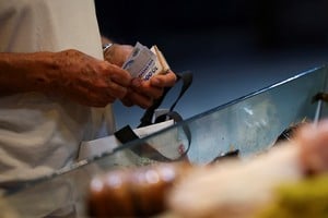 El Presidente volvió a cuestionar la idea de que los ingresos no alcanzan. Los últimos datos del INDEC muestran caídas reales en supermercados, mayoristas y shoppings, mientras el comercio online crece sin compensar de manera uniforme la retracción de otros canales. Foto: REUTERS / Agustin Marcarian.