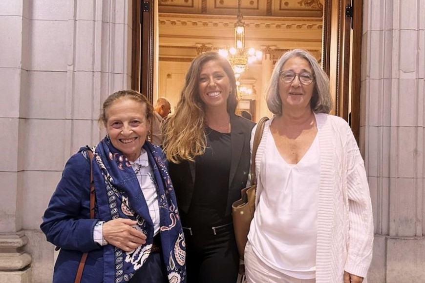 Alba Perillo y Rut Covernton junto a la diputada Sofía Galnares, tras el reconocimiento. Foto: Gentileza.