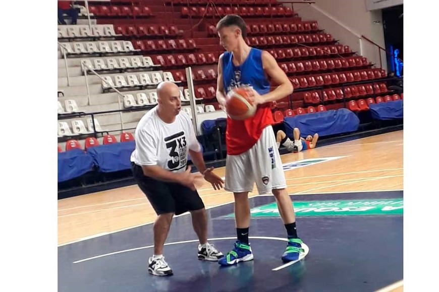 Siempre estuvo ligado al básquet santafesino.