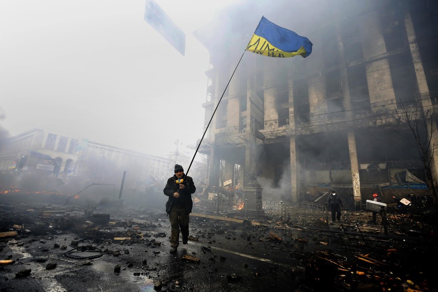 protesta contra el gobierno por negativa a incorporarse a la union comunidad europea levantamiento popular contra el gobierno


An anti-government protester holds a Ukranian flag as he advances through burning barricades in Kiev's Independence Square February 20, 2014. Ukrainian protesters hurling petrol bombs and paving stones drove riot police from the central square in Kiev on Thursday despite a "truce" which embattled Ukrainian President Viktor Yanukovich said he had agreed with opposition leaders.  REUTERS/Yannis Behrakis (UKRAINE - Tags: CIVIL UNREST POLITICS) ucrania kiev  ucrania crisis politica violencia rebelion popular contra el gobierno protestas manifestaciones contra el gobierno estallido social muertos muertes represion estallido rebelion