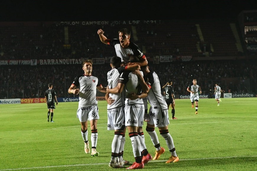 Noche de fútbol en el Cementerio. Crédito: Carolina Niklison