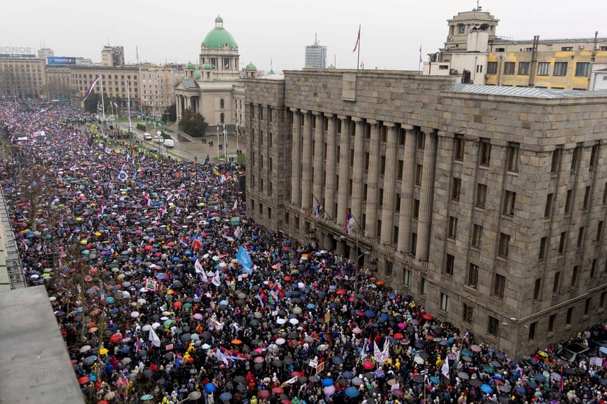 Students and anti-government demonstrators gather in front of the parliament building during a protest, which has become a national movement for change following the deadly November 2024 Novi Sad railway station roof collapse, in Belgrade, Serbia, March 15, 2025. REUTERS/Djordje Kojadinovic     TPX IMAGES OF THE DAY