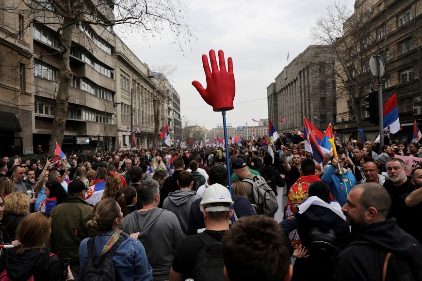 A person holds a red hand as students and anti-government demonstrators take part in a protest, which has become a national movement for change following the deadly November 2024 Novi Sad railway station roof collapse, in Belgrade, Serbia, March 15, 2025. REUTERS/Djordje Kojadinovic     TPX IMAGES OF THE DAY