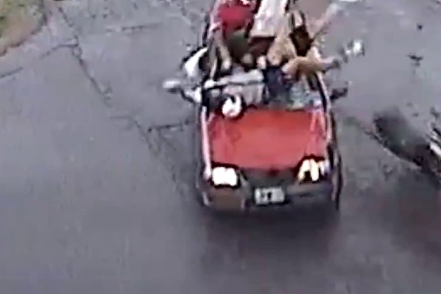 Una motocicleta chocó violentamente contra una camioneta