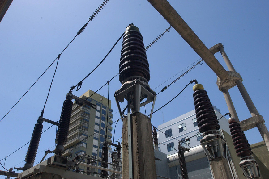 tlam buenos aires, 09_01_07 edesur y edenor invertirn 518 millones de pesos para mejorar el servicio elctrico, es uno de los compromisos asumidos por las empresas como parte de la renegociacin de los contratos con el gobierno. foto: leonardo zavattaro_archivo tlam_jcp transformadores electricos buenos aires energia electrica red electrica