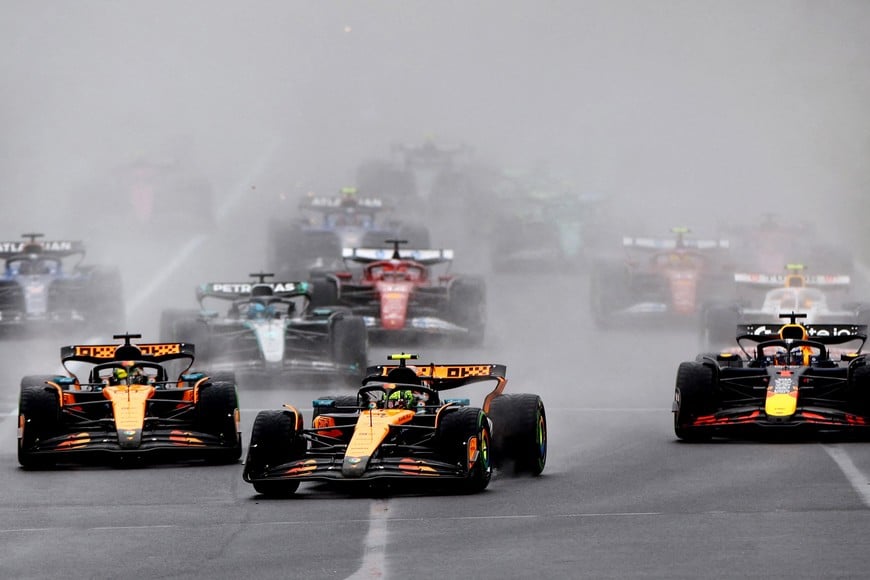 Formula One F1 - Australian Grand Prix - Albert Park Grand Prix Circuit, Melbourne, Australia - March 16, 2025
McLaren's Lando Norris, McLaren's Oscar Piastri, Red Bull's Max Verstappen and drivers in action at the start of the race REUTERS/Edgar Su     TPX IMAGES OF THE DAY