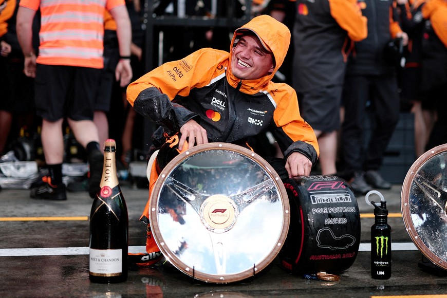 Formula One F1 - Australian Grand Prix - Albert Park Grand Prix Circuit, Melbourne, Australia - March 16, 2025
McLaren's Lando Norris celebrates with the trophy after winning the Australian Grand Prix REUTERS/Mark Peterson     TPX IMAGES OF THE DAY