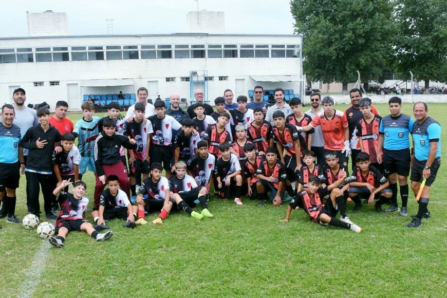 La imagen del día. Jugadores, árbitros y dirigentes en el momento del reconocimiento a los que hacen posible el torneo de verano para los pibes.                                                                                                                                                              Con la participación de cientos de jóvenes futbolistas y el apoyo de instituciones locales, el certamen se ha convertido en una cita ineludible para la formación y el crecimiento de los futuros talentos del fútbol santafesino.