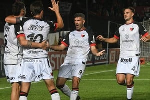 Noche de fútbol en el Cementerio. Crédito: Carolina Niklison