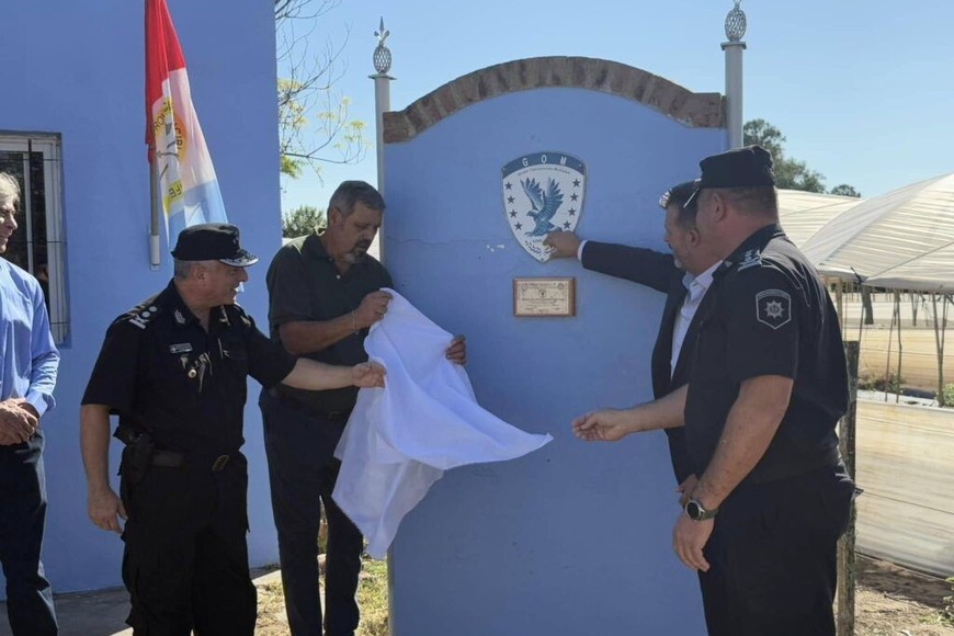 Fue descubierta una placa recordatoria en el monolito ubicado en la dependencia.