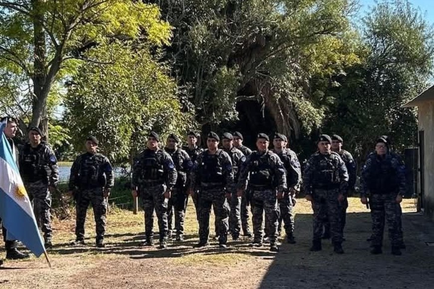 Formación del grupo, durante el acto concretado en Barrio Basualdo, en el sur de Coronda.