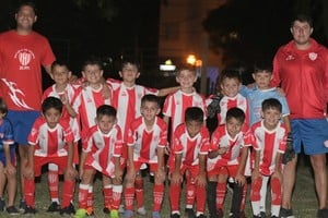 Unión campeón Copa de Oro. La categoría 2016 del tatengue se llevó el trofeo dorado. Foto: Manuel Fabatía