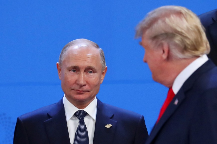 U.S. President Donald Trump and Russia's President Vladimir Putin are seen during the G20 leaders summit in Buenos Aires, Argentina November 30, 2018. REUTERS/Marcos Brindicci buenos aires Donald Trump Vladimir Putin reunion cumbre del G20 en Buenos Aires 2018 encuentro de lideres mandatarios de los paises mas poderosos del mundo dia de trabajo de los mandatarios en el centro de convenciones Costa Salguero