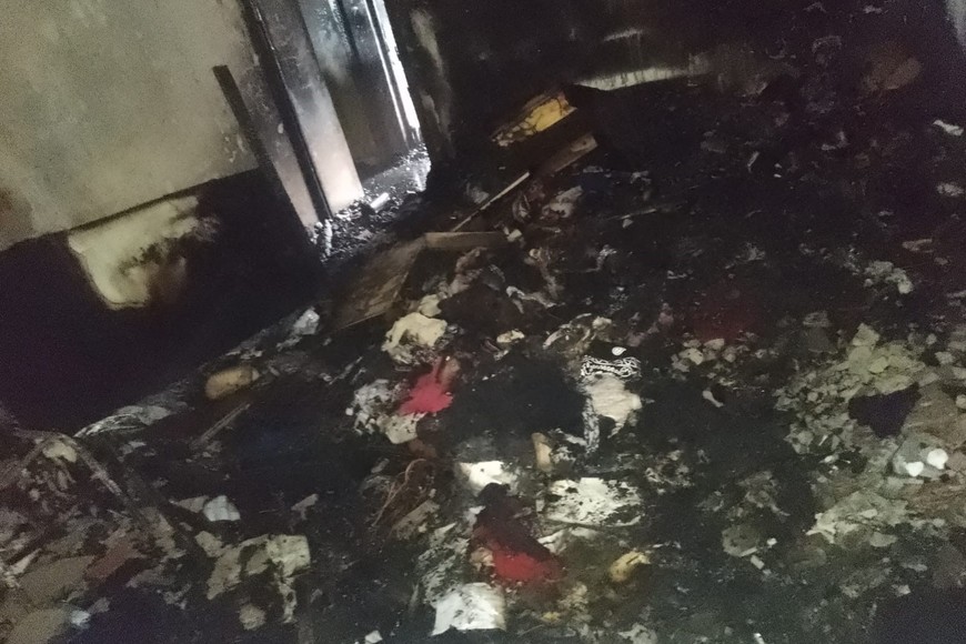 Al percibir el humo, una adolescente tomó el control de la situación y logró sacar a todos por la ventana, evitando una tragedia mayor.