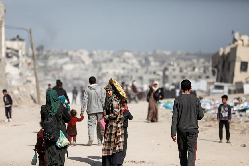 Palestinians make their way to flee their homes, after the Israel army issued evacuation orders for a number of neighborhoods, following heavy Israeli strikes, in Beit Lahiya in the northern Gaza Strip March 18, 2025. REUTERS/Abd Elhkeem Khaled     TPX IMAGES OF THE DAY