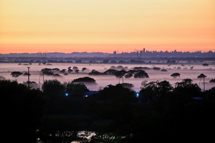 Así amaneció la ciudad de Santa Fe en su vista hacia el este. Crédito: Flavio Raina