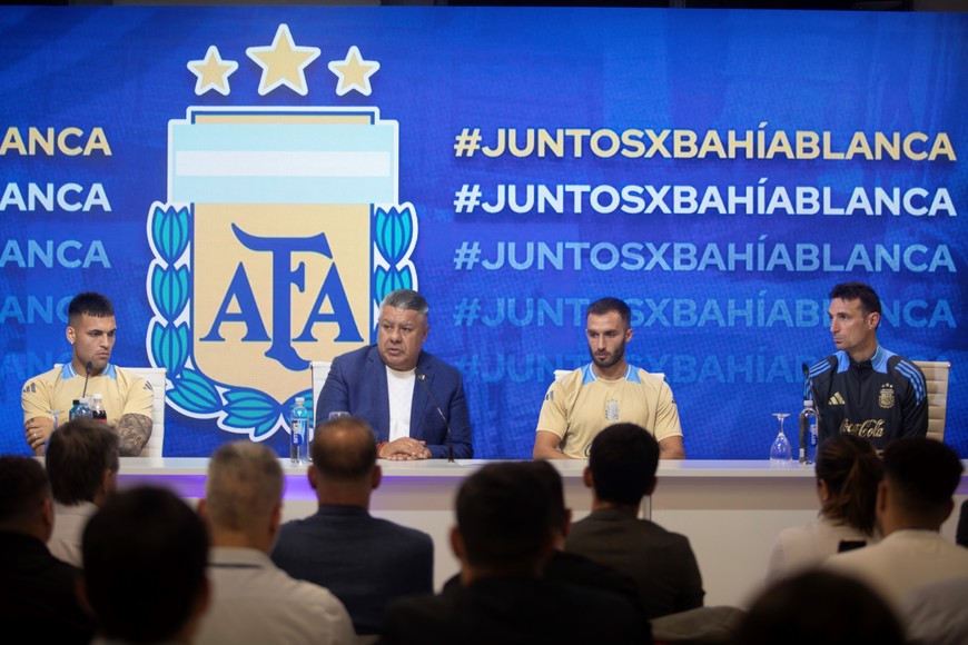 (250318) -- EZEIZA, 18 marzo, 2025 (Xinhua) -- (De izq. a der.) El jugador Lautaro Martínez, de la selección argentina de fútbol, el presidente de la Asociación del Fútbol Argentino (AFA), Claudio Tapia, el jugador Germán Pezzella, y el director técnico Lionel Scaloni, de la selección argentina de fútbol, reaccionan durante una conferencia de prensa celebrada en el predio de la AFA, en la ciudad de Ezeiza, Argentina, el 18 de marzo de 2025. (Xinhua/Martín Zabala) (mz) (ah) (jg) (vf)