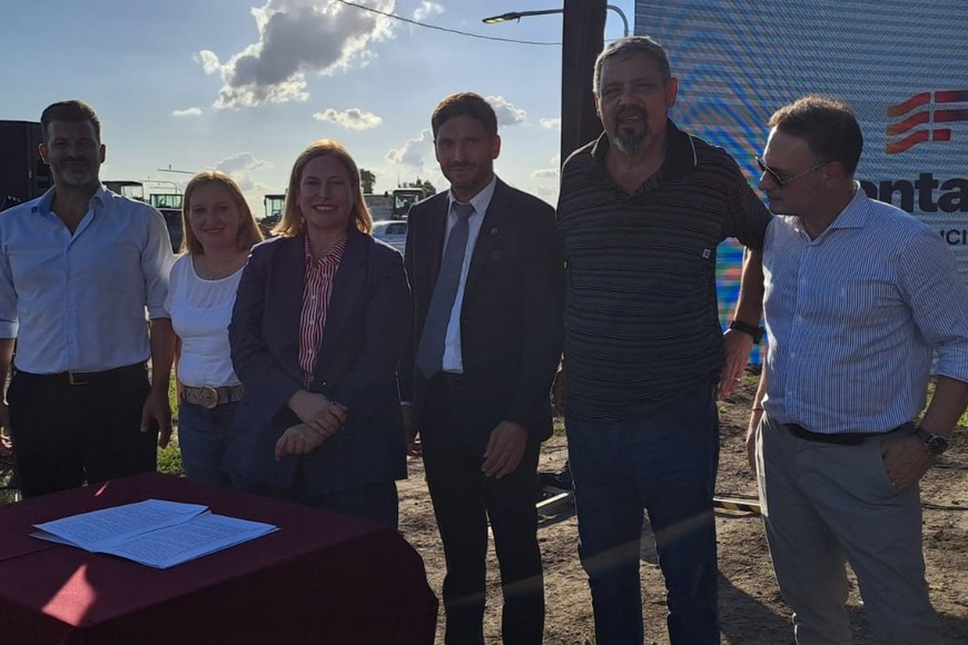 Se entregaron fondos para tres localidades del departamento, todas para mejorar el pavimento urbano. Crédito: Portal de Medios.