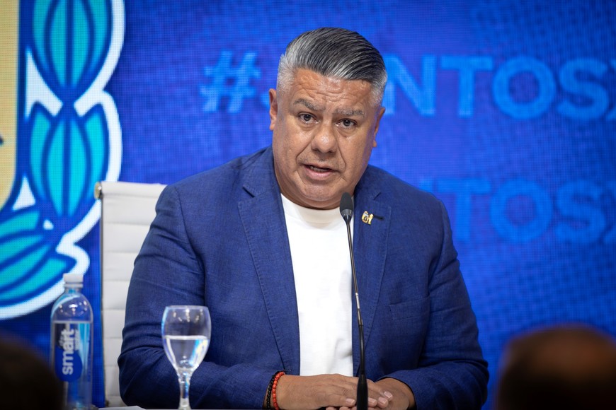 (250318) -- EZEIZA, 18 marzo, 2025 (Xinhua) -- El presidente de la Asociación del Fútbol Argentino (AFA), Claudio Tapia, habla durante una conferencia de prensa celebrada en el predio de la AFA, en la ciudad de Ezeiza, Argentina, el 18 de marzo de 2025. (Xinhua/Martín Zabala) (mz) (ah) (jg) (vf)