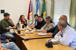 Integrantes de la Mesa en plena reunión.