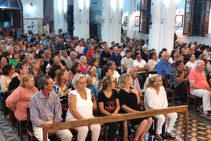 Franzoy dijo que “en esta vocación que nos da Dios de ser artista  y poder transformar un tronco seco de madera en una figura que invita a la oración, a la contemplación y lo lindo que es para nosotros que somos humildes artistas”.