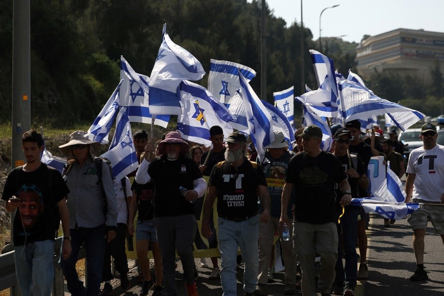 People march towards Jerusalem during a rally against the government and Israeli Prime Minister Benjamin Netanyahu, and demanding the release of all hostages from Gaza, near Jerusalem March 18, 2025. REUTERS/Ronen Zvulun