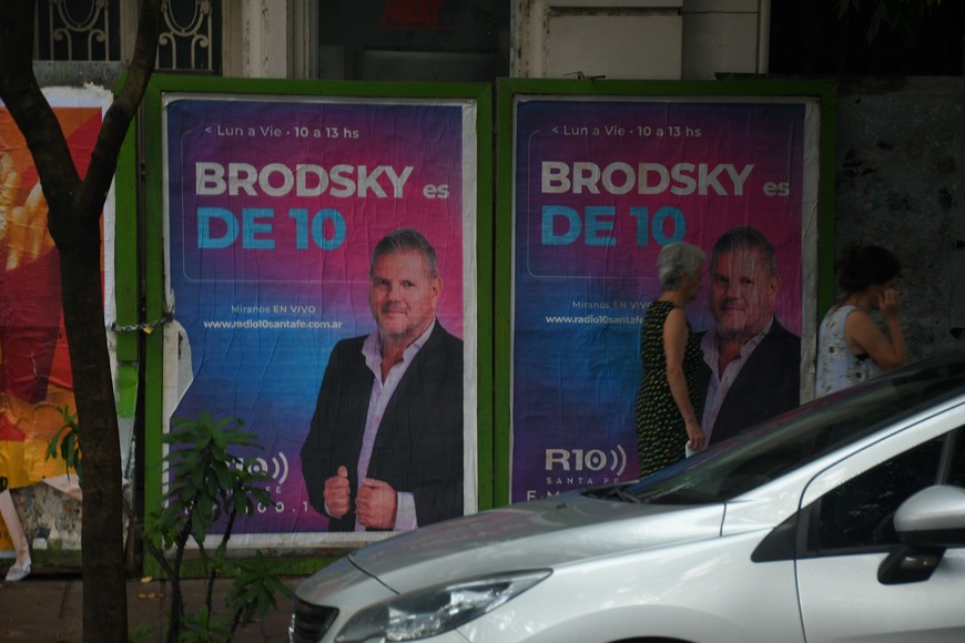 La cartelería que anuncia su programa radial, de lunes a viernes.