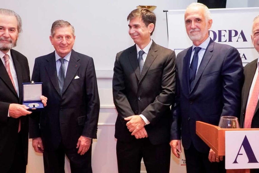 Maqueda recibió el reconocimiento de manos de José Claudio Escribano, Daniel Dessein, Carlos Jornet y Martín Etchevers.