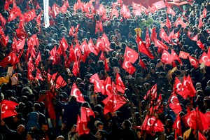 Supporters of Istanbul Mayor Ekrem Imamoglu gather outside the Istanbul Metropolitan Municipality building to protest the detention of Imamoglu, in Istanbul, Turkey, March 19, 2025. REUTERS/Murad Sezer