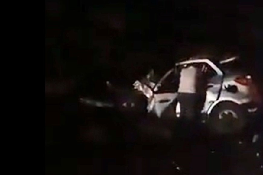 La camioneta quedó destrozada a un costado de la ruta