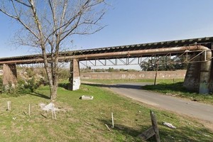 El lugar del hallazgo, a la vera del puente negro en Puerto San Martín. Imagen Google Maps.