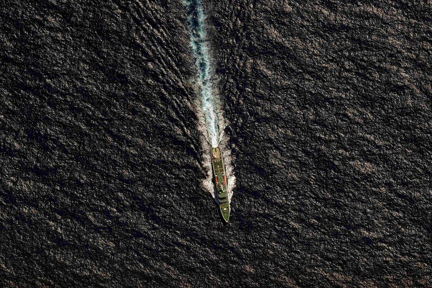 The Chinese Maritime Safety Administration (MSA) vessel Hai Xin 01 is seen from a Royal New Zealand Air Force (RNZAF) P-3K2 Orion aircraft in the southern Indian Ocean, as the search continues for missing Malaysia Airlines flight MH370 in this April 13, 2014 file photo. With the search for missing Malaysia Airlines Flight MH370 entering a new, much longer phase, the countries involved must decide how much they are prepared to spend on the operation and what they stand to lose if they hold back.   REUTERS/Greg Wood/Pool/Files (MID-SEA - Tags: MILITARY TRANSPORT MARITIME DISASTER BUSINESS)   desaparicion vuelo malaysia airlines MH370 operativo de busqueda barco china Hai Xin 01