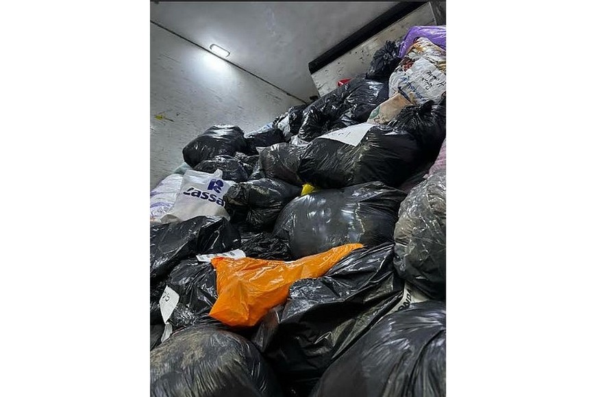 Parte de la carga que el camión lleva a General Cerri, a diez kilómetros de Bahía Blanca.