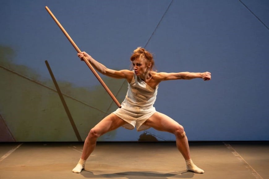 “Solos Extr3mos”, una trilogía creada por la bailarina santafesina Luciana Croatto, de gran trayectoria en Europa, en conjunto con el compositor, cineasta y coreógrafo escocés Billy Cowie. Imagen del segmento “Amor inquieto”