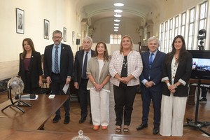 Junto a la decana Claudia Levin, los integrantes del Consejo de la Magistratura que vinieron a Santa Fe a tomar los exámenes: Alvaro González, Fernanda Vázquez, Agustina Díaz Cordero, César Grau, Alberto Maques y Jimena de la Torre. Crédito: Guillermo Di Salvatore
