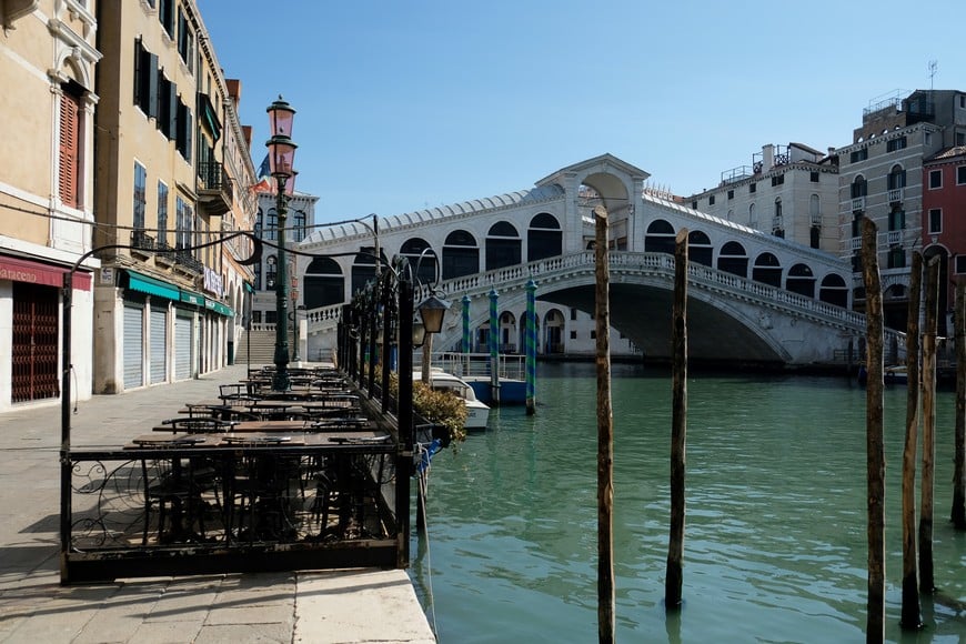 Clear water is seen in Venice's Grand Canal due to less tourists, motorboats and pollution, as the spread of the coronavirus disease (COVID-19) continues, ahead of Earth Day in Venice, Italy, April 16, 2020. REUTERS/Manuel Silvestri