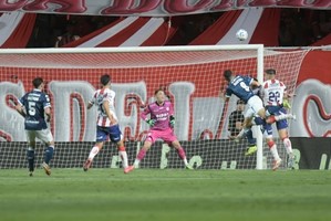 Gol de Maravilla Martínez. Unión-Racing | Fecha 7 Torneo Apertura. Foto: Manuel Fabatía