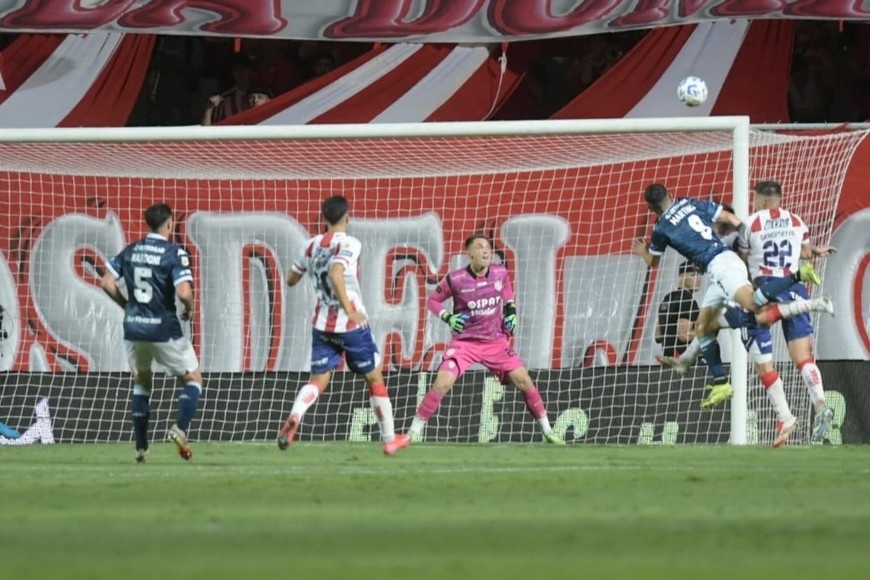 Gol de Maravilla Martínez este jueves. Foto: Manuel Fabatía